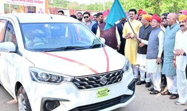 *मुख्यमंत्री श्री साय ने 4 शासकीय वाहनों को दिखाई हरी झंडी:राजस्व विभाग को मिले नए वाहन, प्रशासनिक कार्यों में आएगी तेजी और सहूलियत*