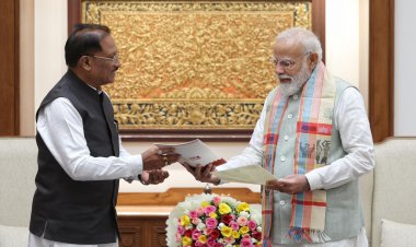 *बस्तर 2.0 की शुरुआत: मुख्यमंत्री साय ने पीएम मोदी को दिया आमंत्रण, विकास का ब्लूप्रिंट सौंपा*