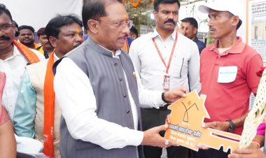 सिलगेर के माड़वी कोसा ने अपने हाथों से बनाया अपना घर, मुख्यमंत्री ने सौंपी खुशियों की चाबी 