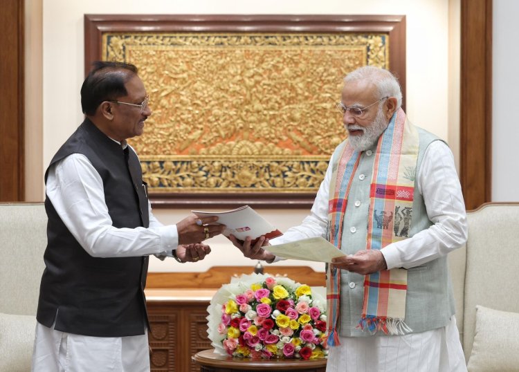 *बस्तर 2.0 की शुरुआत: मुख्यमंत्री साय ने पीएम मोदी को दिया आमंत्रण, विकास का ब्लूप्रिंट सौंपा*