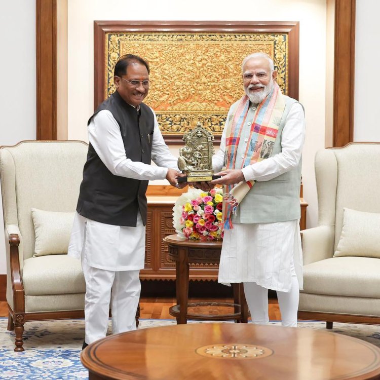 *प्रभु श्रीराम के आदर्शों से प्रेरित छत्तीसगढ़ : मुख्यमंत्री श्री साय ने प्रधानमंत्री श्री नरेंद्र मोदी को बेल मेटल निर्मित ‘माता कौशल्या के राम’  कलाकृति की भेंट*