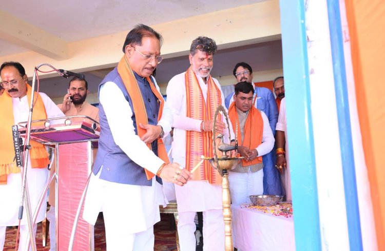 *संविधान के मूल्यों को जन-जन तक पहुंचाने का संकल्प: समरसता भोज में शामिल हुए मुख्यमंत्री श्री साय*