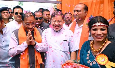 *मुख्यमंत्री श्री विष्णुदेव साय ने भाजपा कार्यकर्ताओं को खिलाई भजिया और पताल की चटनी* 
