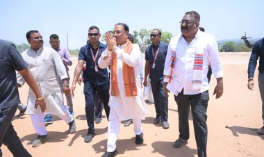 *मुख्यमंत्री श्री *बच्चों के साथ खेला क्रिकेट, ग्रामीण बच्चों से किया संवाद*