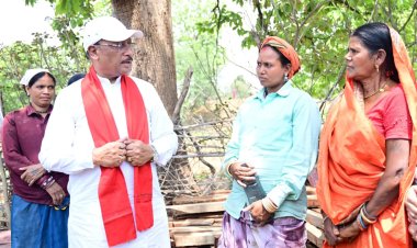 *निर्माणाधीन पंचायत भवन के निरीक्षण के दौरान मुख्यमंत्री को श्रमिकों ने दिया भोजन का न्यौता: साथ बैठकर खाया बोरे बासी और आमा चटनी*
