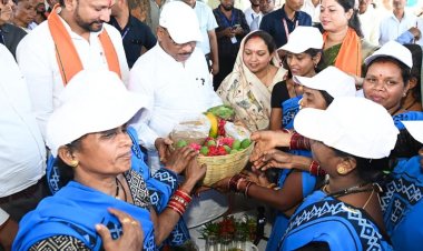 *सुशासन तिहार: सरोधी में महिला स्व सहायता समूह ने मुख्यमंत्री को भेंट की स्थानीय उत्पादों की टोकरी*