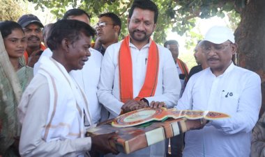 *सुशासन तिहार: मुख्यमंत्री श्री विष्णु देव साय ने पीएम जनमन के हितग्राही को सौंपी खुशियों की चाबी*