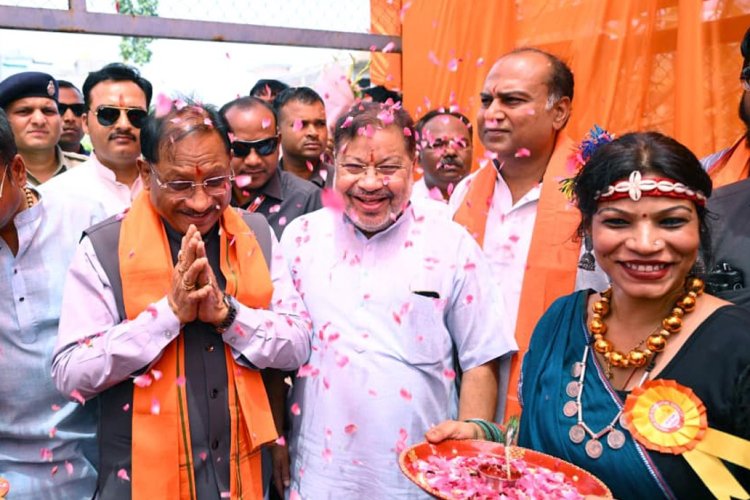 *मुख्यमंत्री श्री विष्णुदेव साय ने भाजपा कार्यकर्ताओं को खिलाई भजिया और पताल की चटनी* 