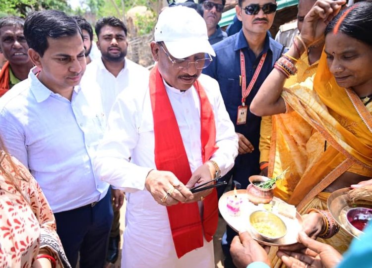 *एक ग्रामीण का न्योता, मुख्यमंत्री का अपनापन - प्रधानमंत्री आवास से साकार हुआ सपना, मुख्यमंत्री ने कराया गृह प्रवेश*