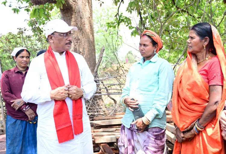 *निर्माणाधीन पंचायत भवन के निरीक्षण के दौरान मुख्यमंत्री को श्रमिकों ने दिया भोजन का न्यौता: साथ बैठकर खाया बोरे बासी और आमा चटनी*