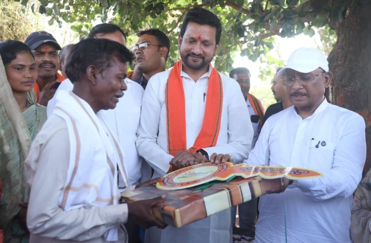 *सुशासन तिहार: मुख्यमंत्री श्री विष्णु देव साय ने पीएम जनमन के हितग्राही को सौंपी खुशियों की चाबी**सुशासन तिहार: मुख्यमंत्री श्री विष्णु देव साय ने पीएम जनमन के हितग्राही को सौंपी खुशियों की चाबी*