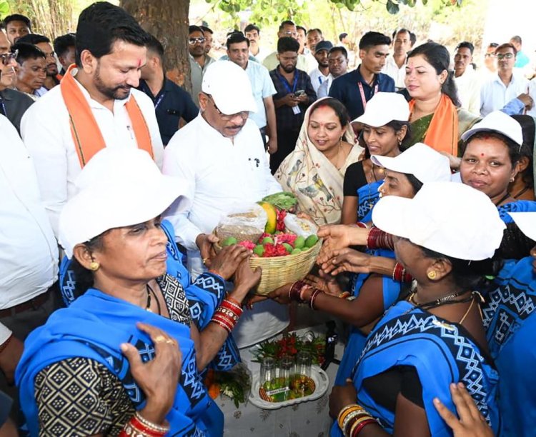 *सुशासन तिहार: सरोधी में महिला स्व सहायता समूह ने मुख्यमंत्री को भेंट की स्थानीय उत्पादों की टोकरी*