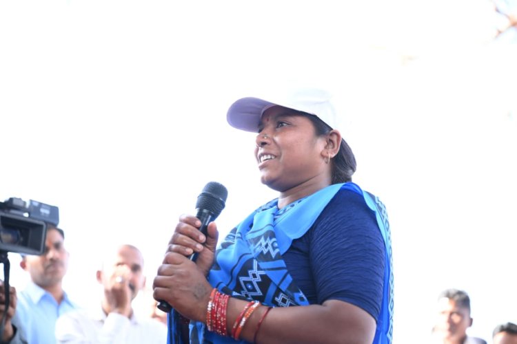*सुशासन तिहार: सरोधी की चौपाल में उभरी बदलाव की प्रेरक कहानी, स्वच्छता दीदी मनीषा मरकाम की आर्थिक स्थिति हुई सशक्त*