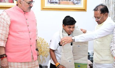 *श्रीलंका दौरे के लिए भारतीय अंडर-19 महिला क्रिकेट टीम की उपकप्तान बनीं महक नरवासे : मुख्यमंत्री श्री विष्णु देव साय ने किया सम्मानित*