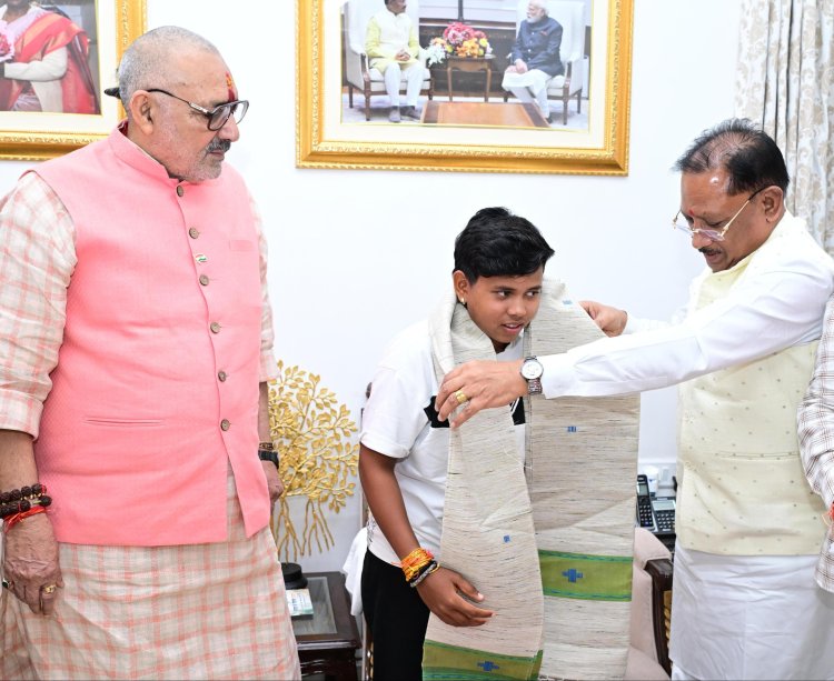 *श्रीलंका दौरे के लिए भारतीय अंडर-19 महिला क्रिकेट टीम की उपकप्तान बनीं महक नरवासे : मुख्यमंत्री श्री विष्णु देव साय ने किया सम्मानित*