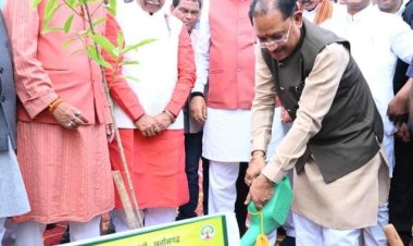 *विधानसभा परिसर में 'एक पेड़ मां के नाम 3.0' अभियान के तहत हुआ वृहद पौधरोपण: मुख्यमंत्री श्री विष्णुदेव साय और विधानसभा अध्यक्ष डॉ. रमन सिंह ने लगाया रुद्राक्ष का पौधा*