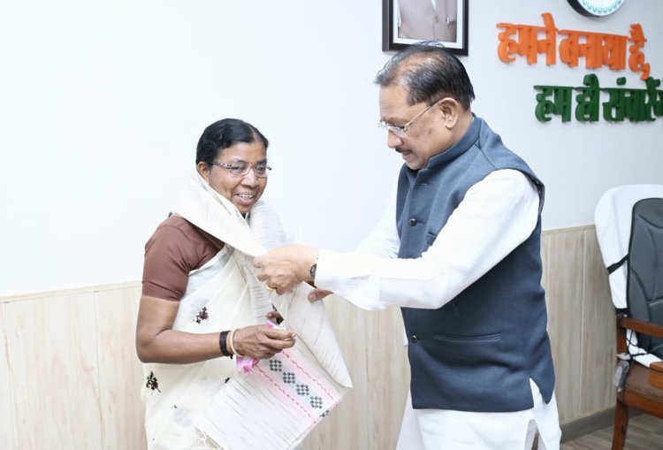 *मुख्यमंत्री श्री विष्णु देव साय से पद्मश्री डॉ. बुधरी ताती ने की सौजन्य मुलाकात*