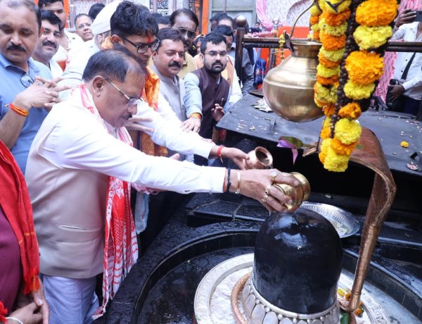 *गुरु पूर्णिमा पर कोसमनारा पहुंचे मुख्यमंत्री श्री विष्णु देव साय, सत्यनारायण बाबा धाम में की पूजा-अर्चना*